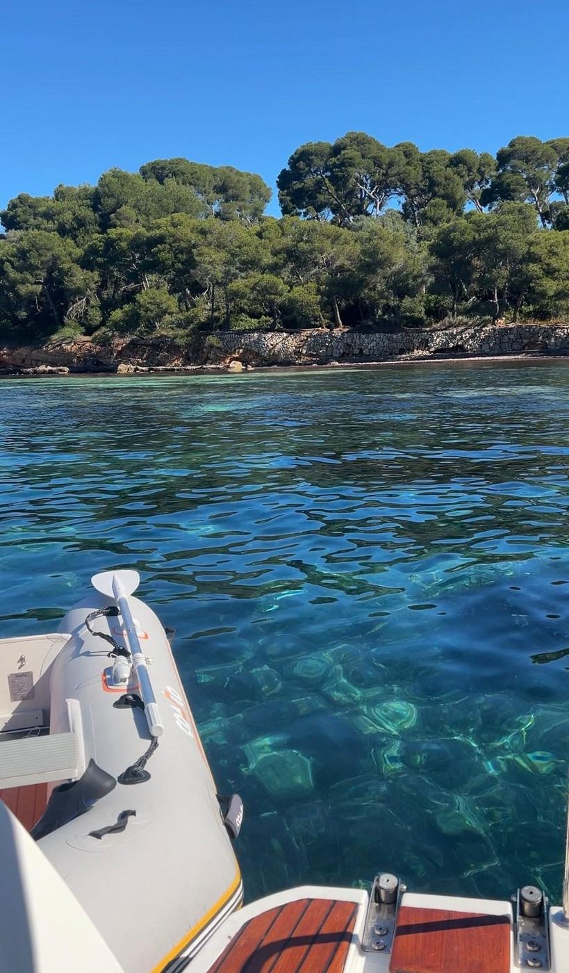 Bateau au mouillage dans une eau cristalline près des îles