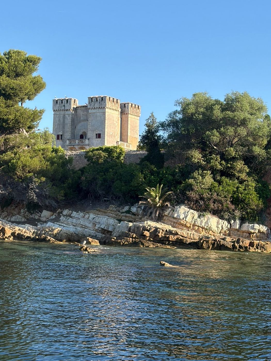 Château fort vu depuis la mer, îles de Lérins