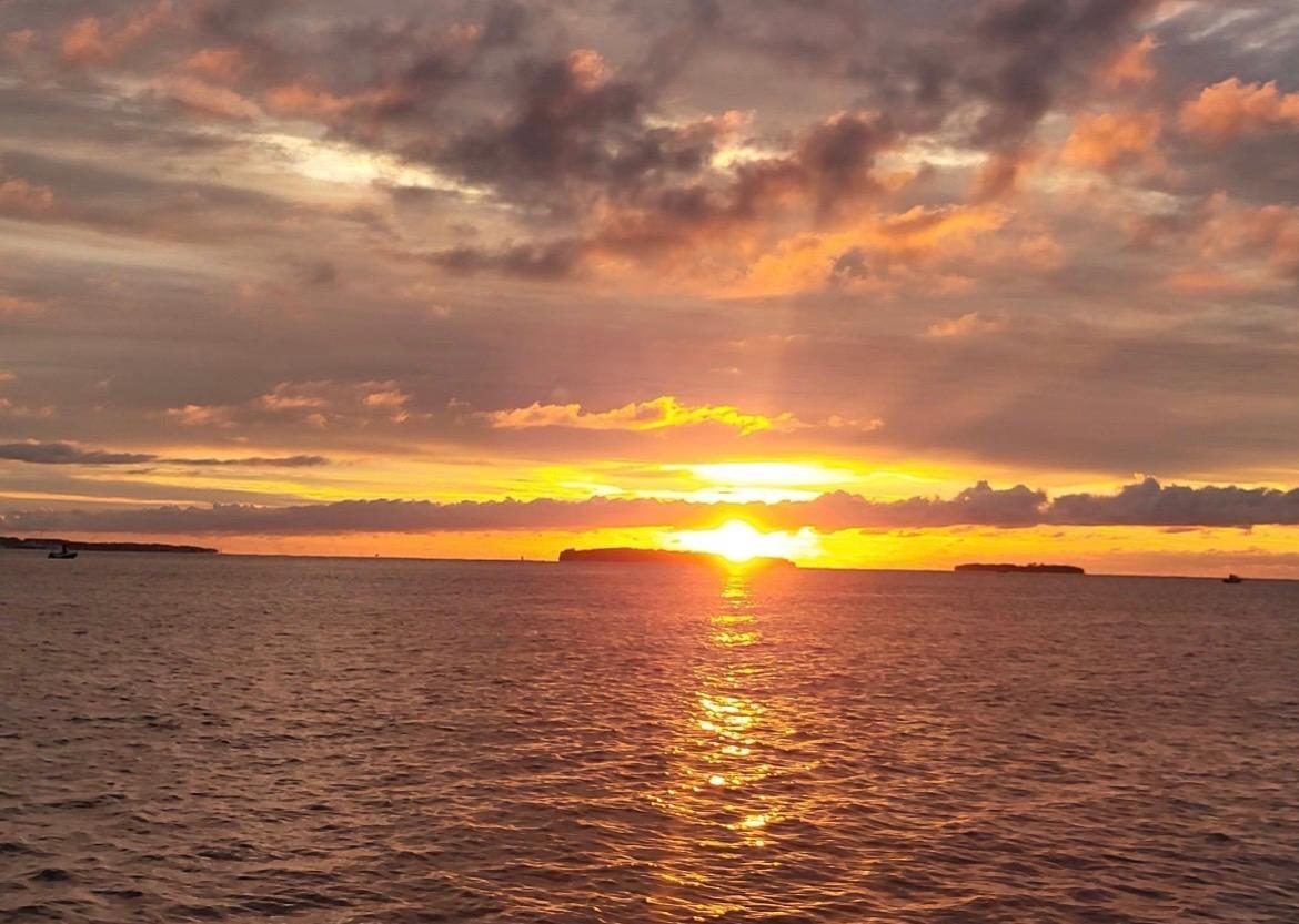 Ciel doré au coucher du soleil sur la mer