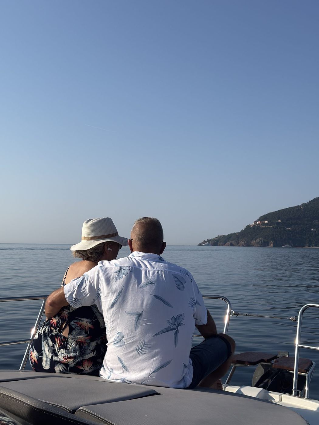 Couple à bord contemplant la côte de l'Estérel