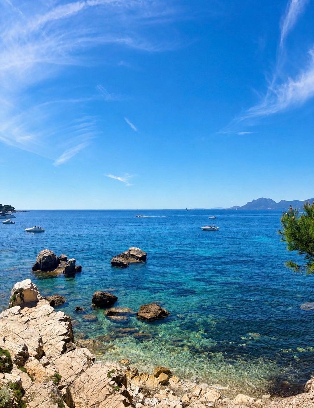 Crique rocheuse aux eaux turquoise