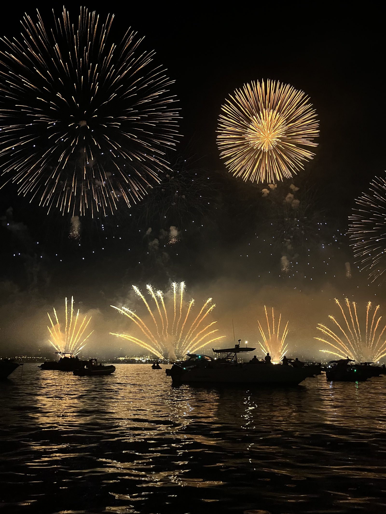 Feux d'artifice observés depuis un bateau au large de Cannes
