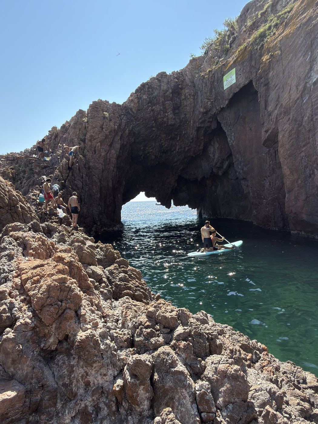 Grotte et arche rocheuse aux eaux turquoise dans l'Estérel
