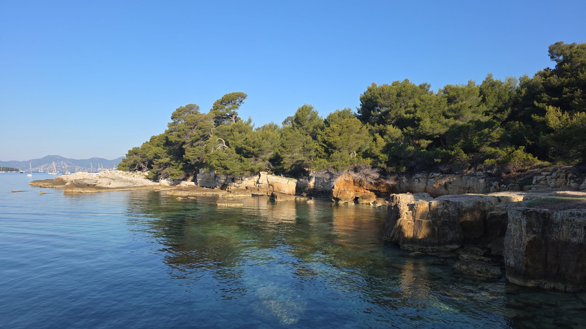 Crique aux eaux cristallines des îles de Lérins