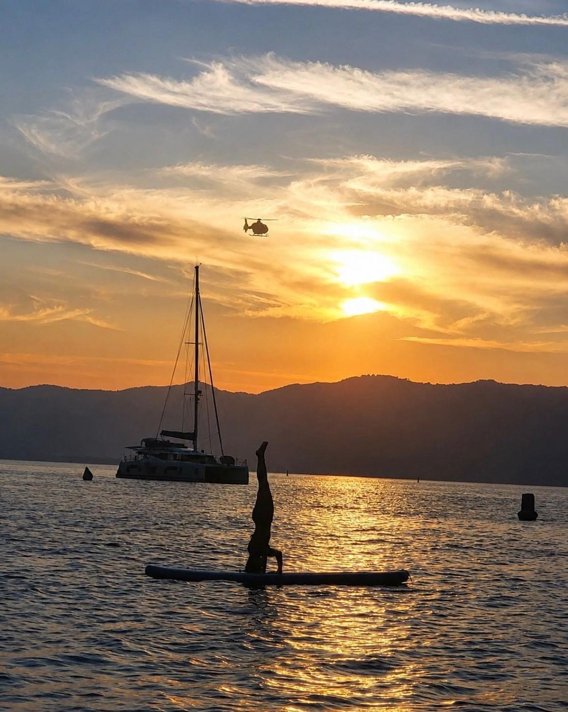 Paddle au coucher du soleil près du bateau