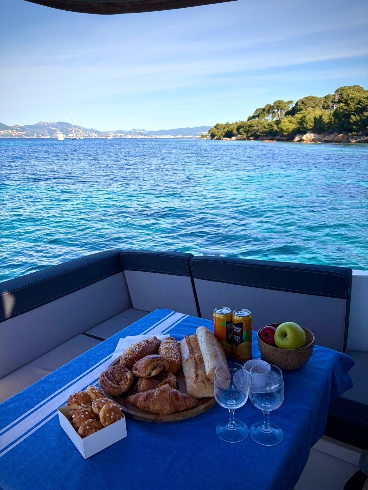 Petit-déjeuner servi à bord face aux eaux turquoise de la Méditerranée