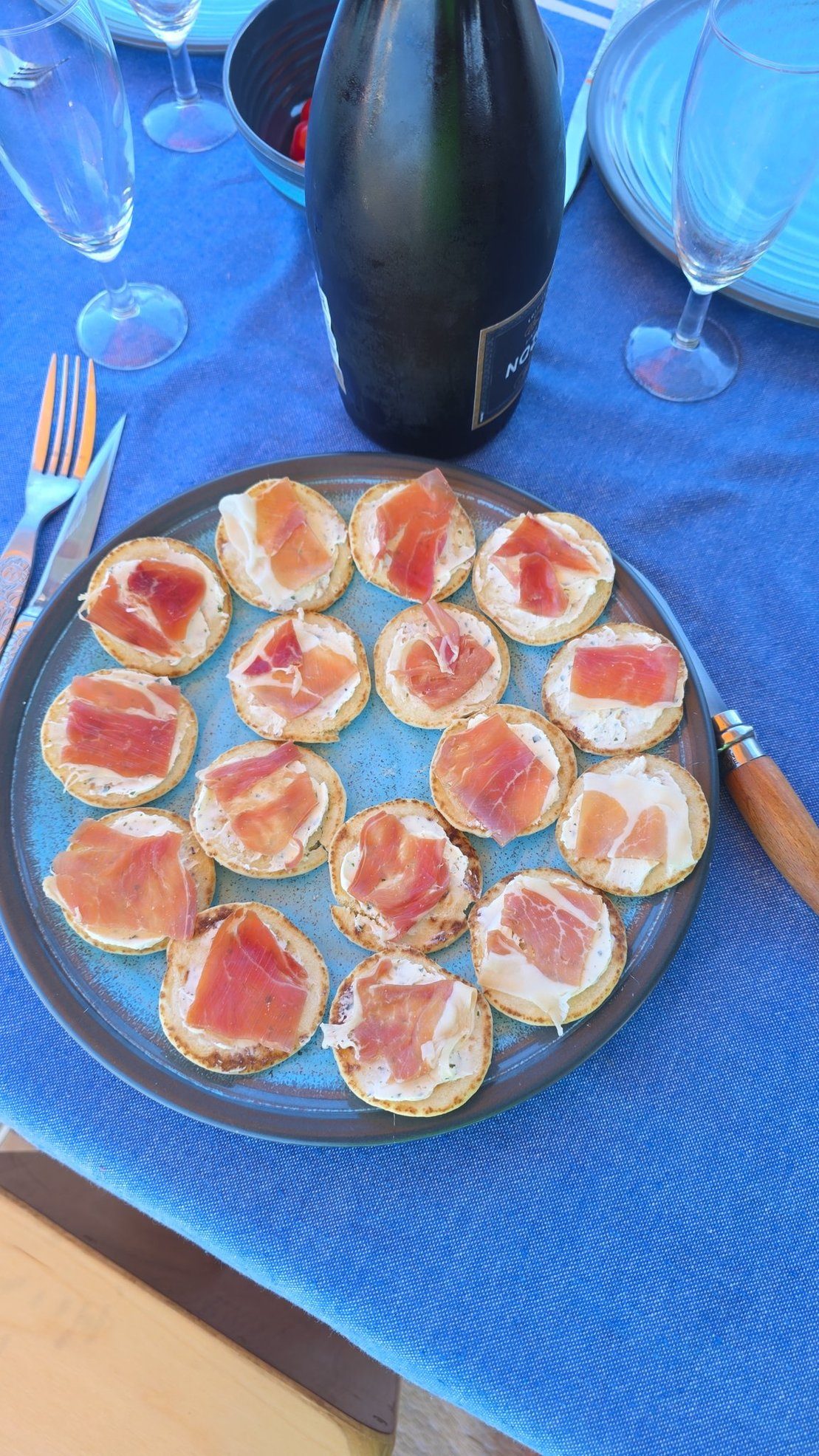Repas convivial à bord