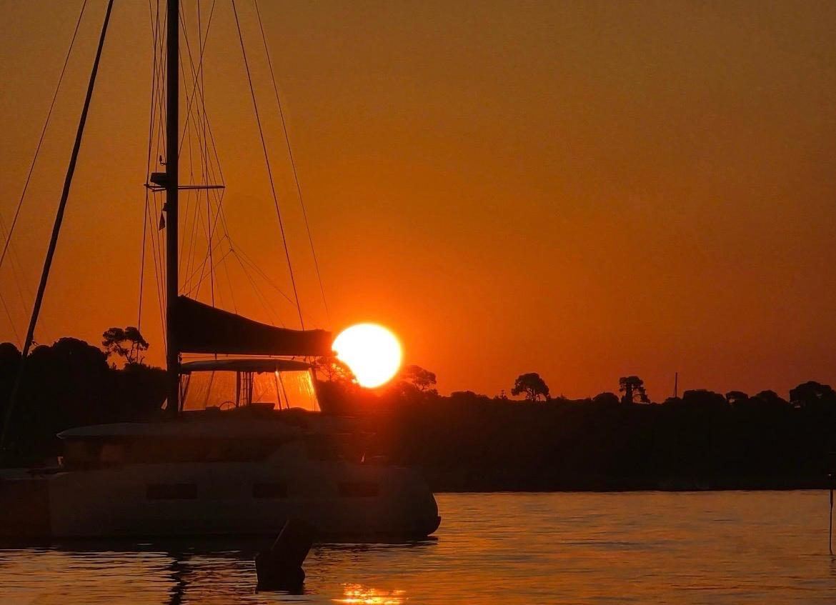 Voilier au soleil couchant